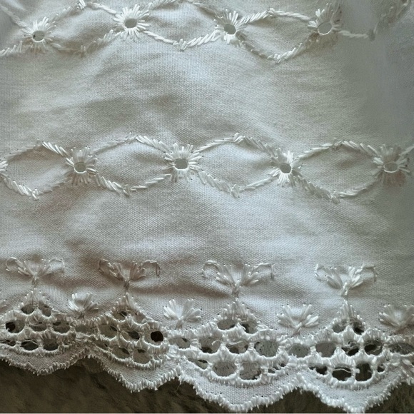 Vintage Full Size Bed Skirt .
White Cotton Bed Skirt With Richelieu Lace. - Picture 4 of 8